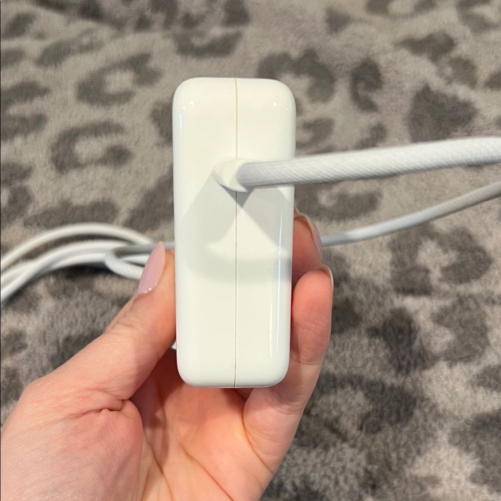 Apple USB-C Power Adapter - Picture 4 of 7